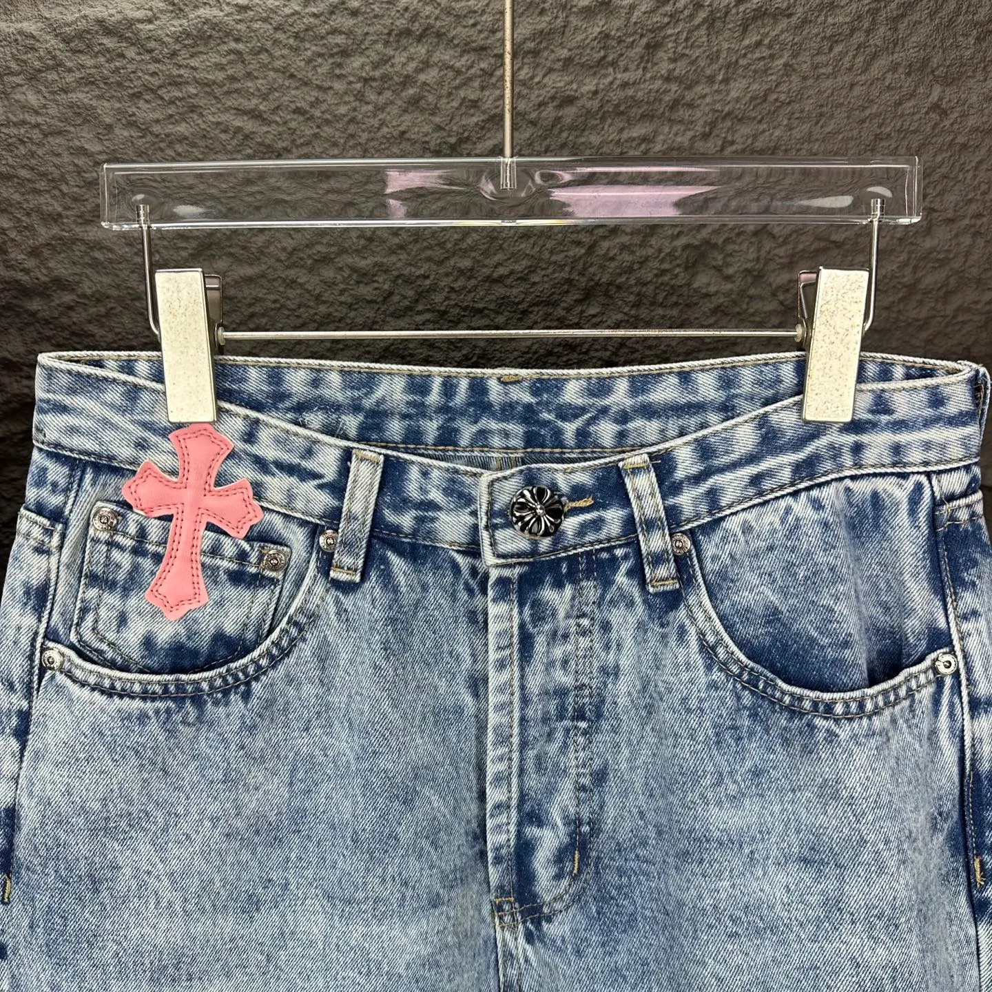 P280 GALLERY DEPT. & Croixin co-branded 2025 new limited edition spliced ​​trousers pink leopard print cross patch leather couple style bootcut jeans 🔥high version🔥high version🔥 top ceiling quality styles with different washed textures, very friendly to people with thin legs and thick legs, the bootcut version is very flattering leg shape timeless moderate length, easy and casual to match, basic styling for various styles, a must-have in the wardrobe! The fabric is stiff but also makes the upper body soft without losing texture. The washing process is even more perfect. It is a must-have item for everyone! ! ! Washed wheat, hang tag, pants label, three complete labels, color: blue, size: 28, 30, 32, 34, 36 (five sizes)